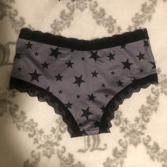 ROMWE Skull, Rose, & Star Underwear, Pack of 3 - Picture 6 of 10